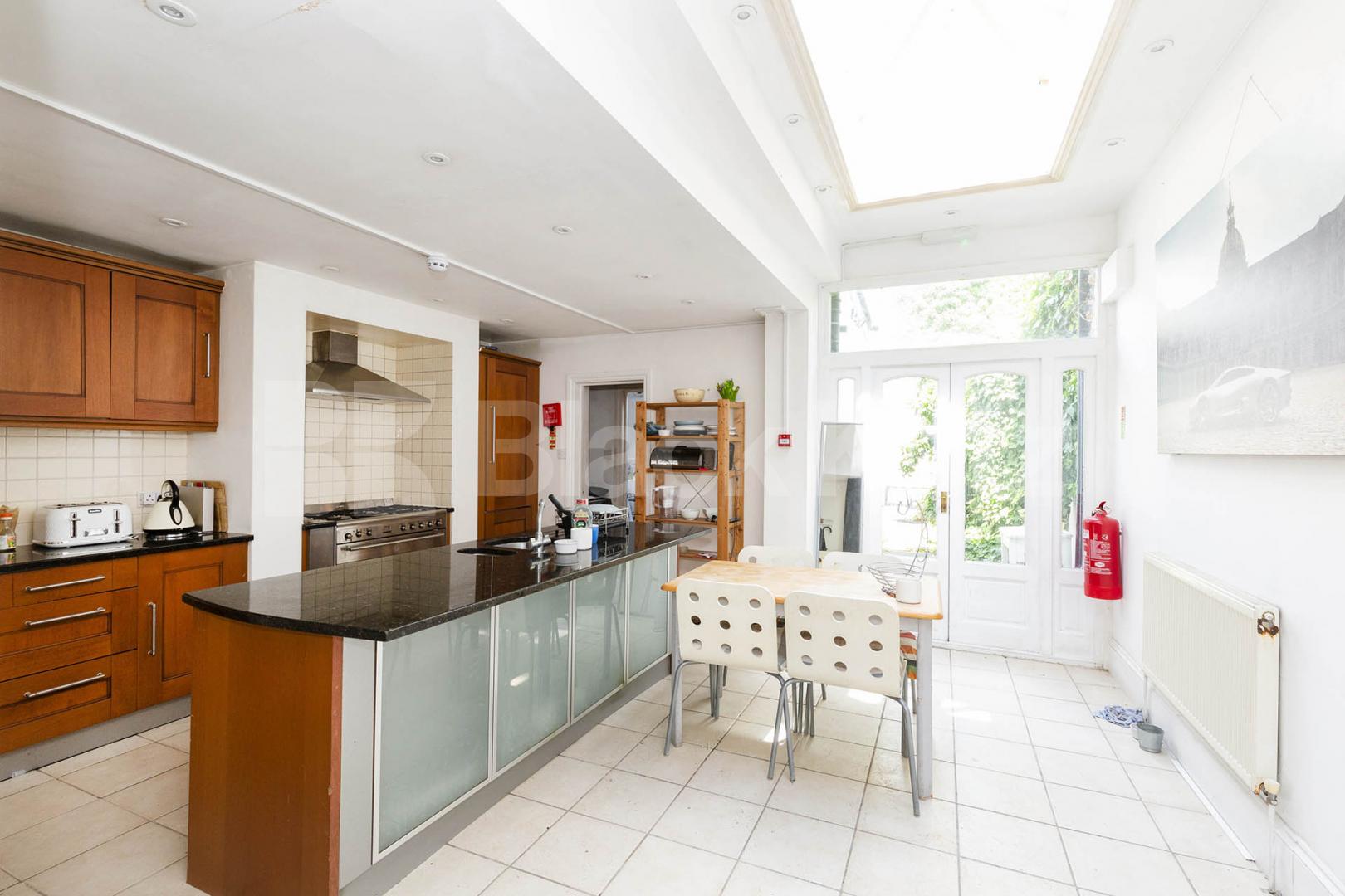 5 double bedrooms 2 bathrooms and garden within a period house  Windsor Road, Holloway